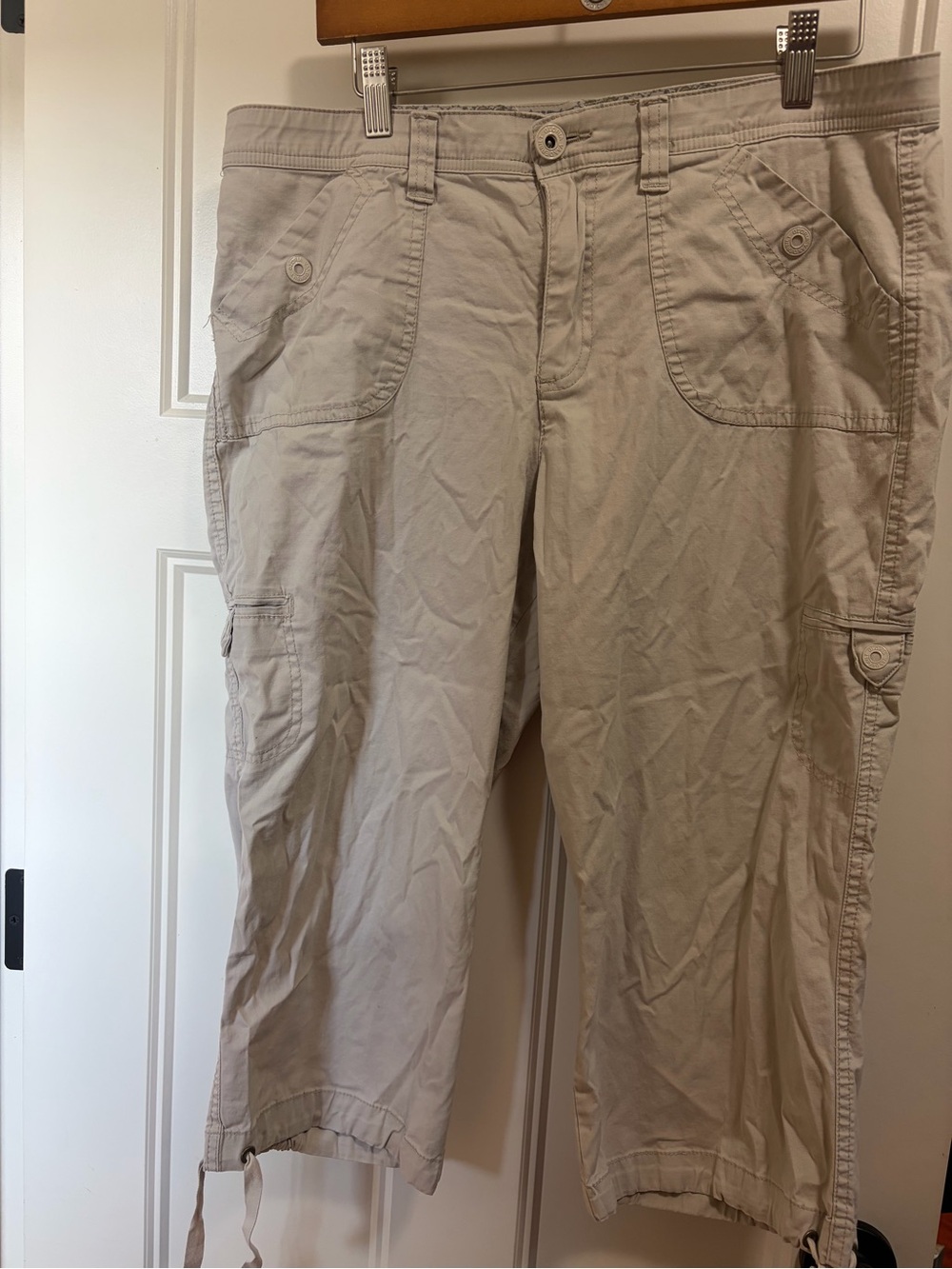 Gloria Vanderbilt Light Beige Cargo Capri Pants